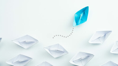 Papierschiffe-187604954-AS-Worawut