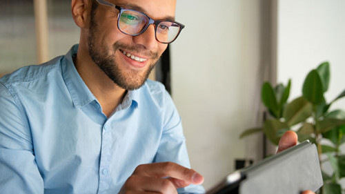 Mann-Tablet-Laecheln-295306432-AS-Stock-Rocket