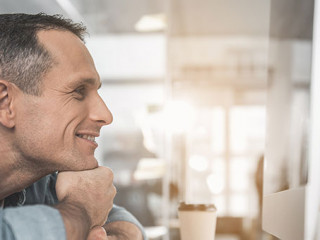 Mann-Bildschirm-Laecheln-204826362-AS-Yakobchuk-Olena