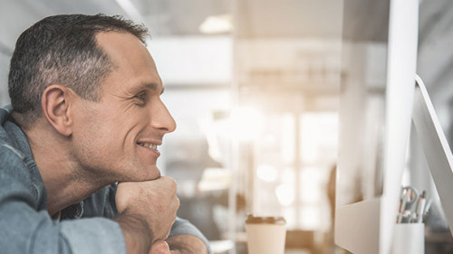 Mann-Bildschirm-Laecheln-204826362-AS-Yakobchuk-Olena