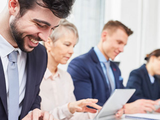 Anzugtraeger-208897156-AS-Robert-Kneschke