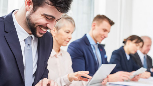 Anzugtraeger-208897156-AS-Robert-Kneschke