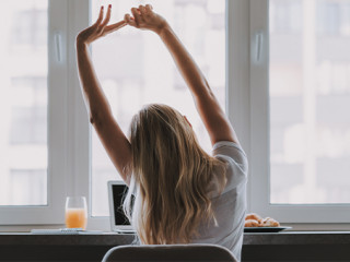 Frau-Laptop-Stretching-235214747-AS-Yakobchuk-Olena