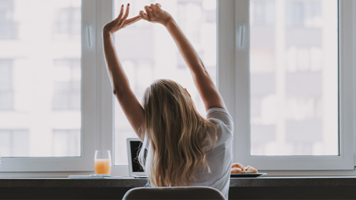 Frau-Laptop-Stretching-235214747-AS-Yakobchuk-Olena