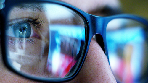 Brille-Spiegelung-145561645-AS-HQUALITY