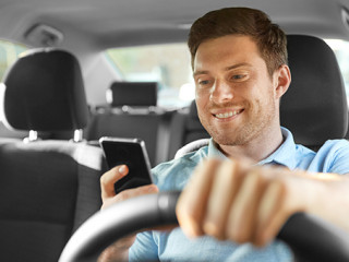 Autofahrer-Smartphone-293571101-AS-Syda-Productions