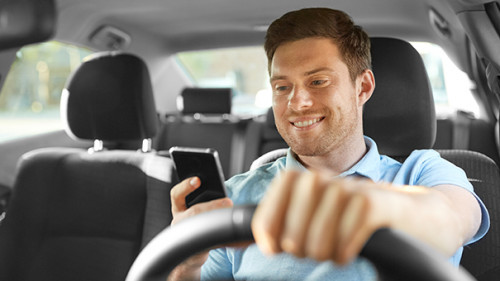 Autofahrer-Smartphone-293571101-AS-Syda-Productions