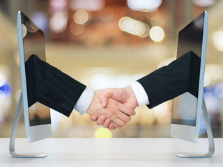 Handshake-zwischen-Bildschirmen-94918486-AS-peshkov