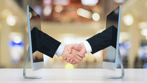 Handshake-zwischen-Bildschirmen-94918486-AS-peshkov