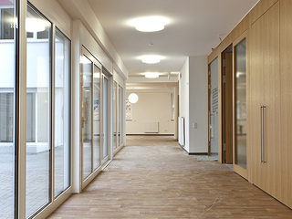 Pflegeeinrichtung-Gang-45340464-AS-MATTHIAS-BUEHNER