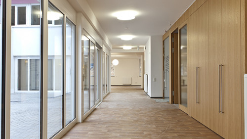 Pflegeeinrichtung-Gang-45340464-AS-MATTHIAS-BUEHNER