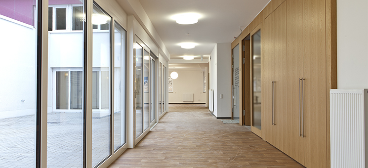 Pflegeeinrichtung-Gang-45340464-AS-MATTHIAS-BUEHNER
