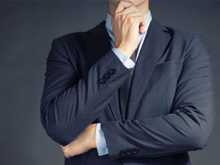 Anzugtraeger-ueberlegt-102239676-AS-ST22Studio