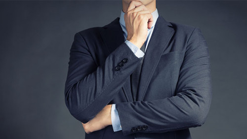 Anzugtraeger-ueberlegt-102239676-AS-ST22Studio