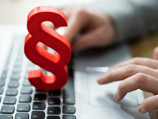 Laptop-Haende-Paragraph-416842037-AS-Andrey-Popov