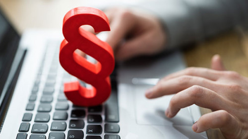 Laptop-Haende-Paragraph-416842037-AS-Andrey-Popov