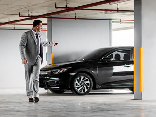 Anzugtraeger-Auto-284510248-AS-Adamov