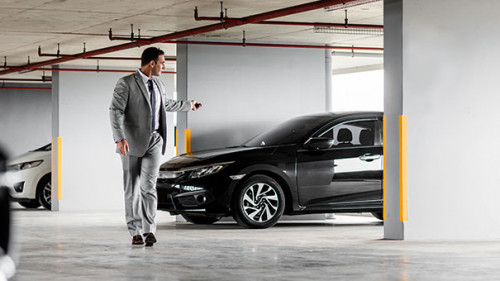 Anzugtraeger-Auto-284510248-AS-Adamov