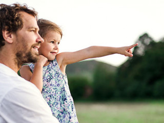 Vater-Tochter-Wiese-247655245-AS-Halfpoint