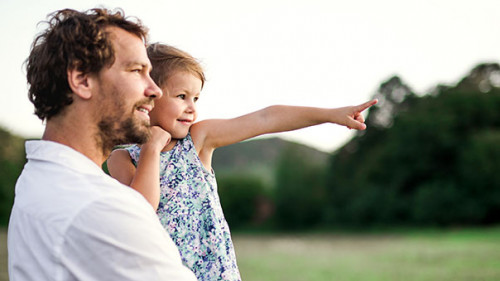 Vater-Tochter-Wiese-247655245-AS-Halfpoint