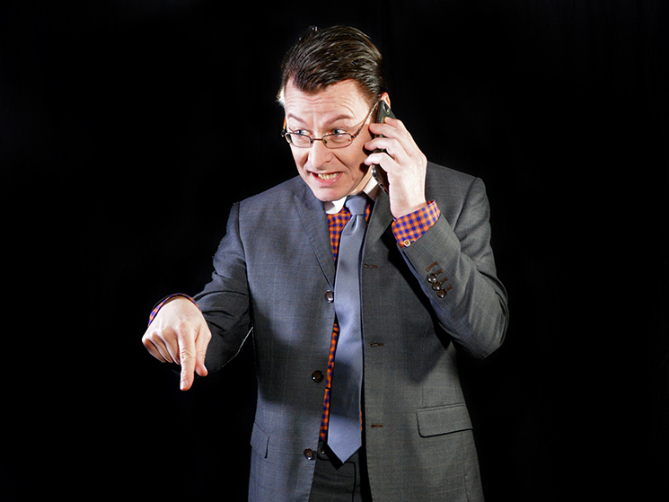 Anzugtraeger-sauer-Telefon-6027281-PB-michael-schueller
