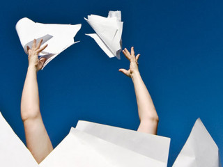 Arme-werfen-Papier-10306188-AS-ongap