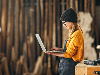 Schreinerin-Laptop-406838657-AS-JenkoAtaman