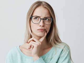 Frau-fragend-187224210-AS-Cookie-Studio