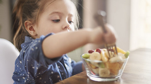 Maedchen-isst-Fruechte-83693439-AS-gpointstudio