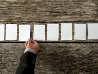 Hand-zehn-Zettel-92681743-AS-Gajus