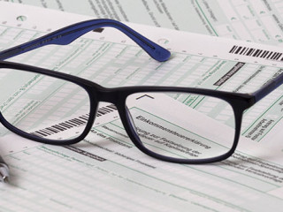 Brille-Papier-Stift-145364189-AS-lettas