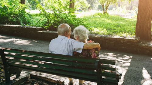 Senioren-Paar-248853947-AS-Vadym