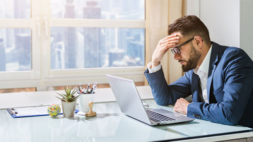 Anzugtraeger-entnervt-328607209-AS-Andrey-Popov