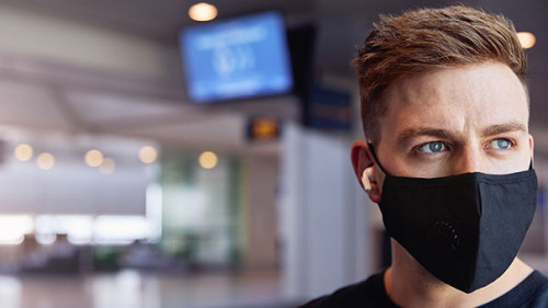 Mann-Maske-Flughafen-363928588-AS-Southworks