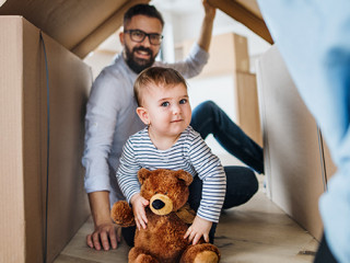 Familie-Kartons-267516117-AS-Halfpoint