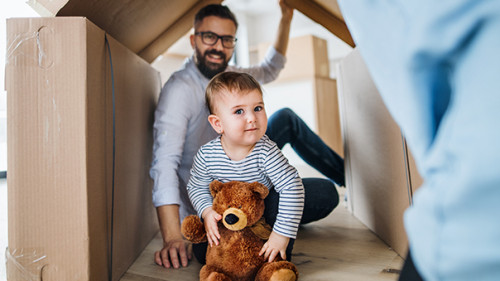 Familie-Kartons-267516117-AS-Halfpoint