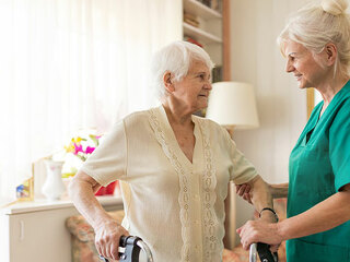 Seniorin-Pflegekraft-264619556-AS-pikselstock