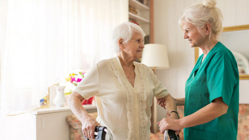 Seniorin-Pflegekraft-264619556-AS-pikselstock