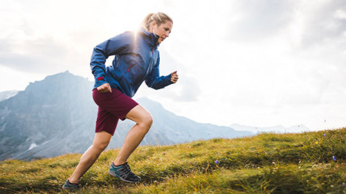 Frau-rennt-Berg-hoch-216892049-AS-Daniel-J