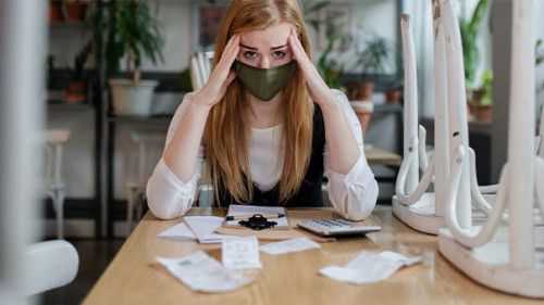 Frau-Restaurant-geschlossen-401036505-AS-Halfpoint