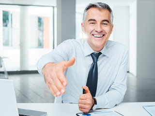 Anzugtraeger-Handshake-90884440-AS-StockPhotoPro