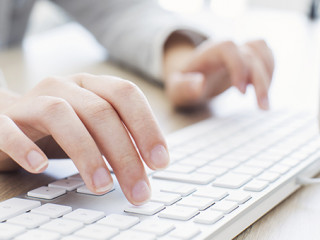 Frau-Tastatur-167399608-AS-sebra