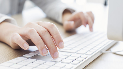 Frau-Tastatur-167399608-AS-sebra