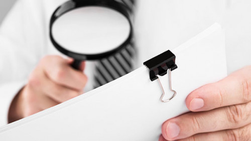 Anzugtraeger-Lupe-Papier-401822396-AS-Michail-Petrov