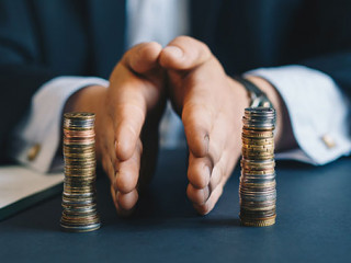 Anzugtraeger-Muenzstapel-336029690-AS-mihacreative