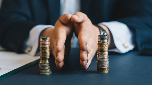 Anzugtraeger-Muenzstapel-336029690-AS-mihacreative