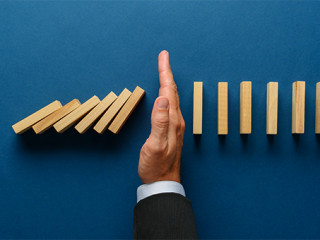 Hand-Dominos-288903275-AS-Gajus