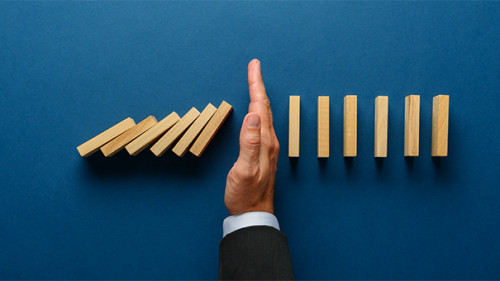 Hand-Dominos-288903275-AS-Gajus