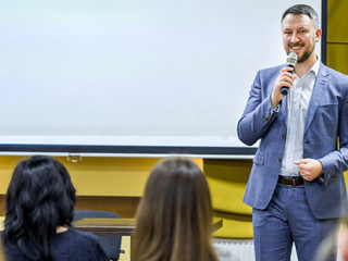 Anzugtraeger-Vortrag-270673744-AS-Vadim