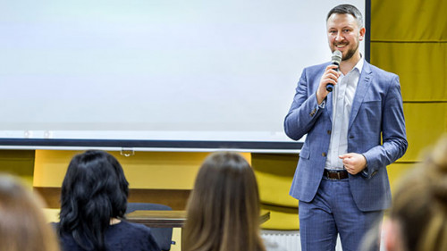 Anzugtraeger-Vortrag-270673744-AS-Vadim